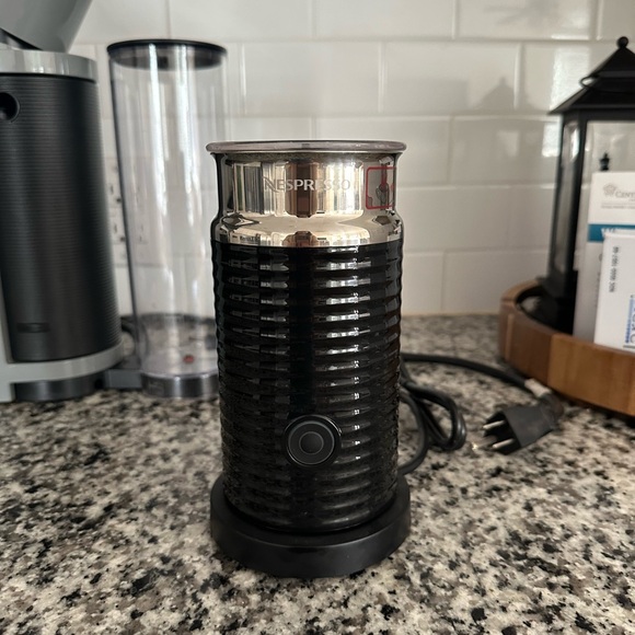 Nespresso Vertuoplus - Grey coffee machine with milk frother - Picture 3 of 4